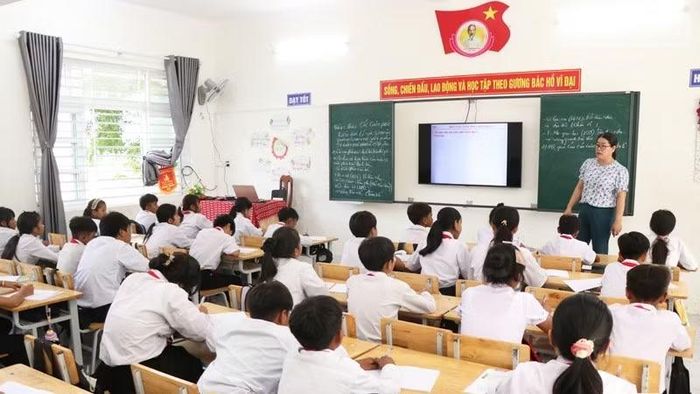 Nhiều trường học tại Khánh Hòa xây dựng phương án bảo đảm an toàn cho học sinh, giáo viên và thực hiện phương châm “4 tại chỗ” để tổ chức dạy học. (Ảnh: NGUYỄN TRUNG)
