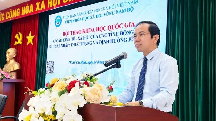 Phó Giáo sư, Tiến sĩ Vũ Tuấn Hưng, Viện trưởng Viện Khoa học xã hội vùng Nam Bộ phát biểu khai mạc. (Ảnh: CAO TÂN)