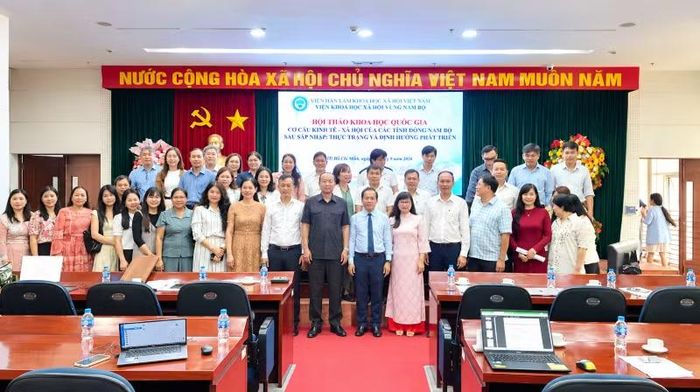 Các đại biểu chụp ảnh lưu niệm (Ảnh: CAO TÂN)