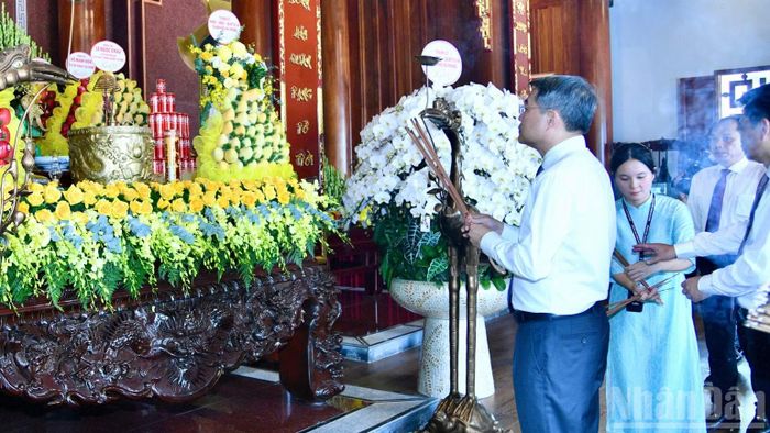 Thủ tướng Lê Minh Hưng dâng hương tưởng niệm tại Đền thờ các Anh hùng liệt sĩ trong Khu di tích quốc gia đặc biệt Bến K15. (Ảnh: THANH GIANG)