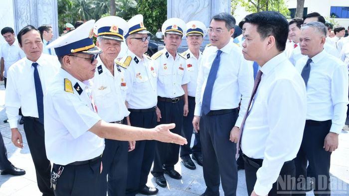 Thủ tướng Lê Minh Hưng ân cần thăm hỏi các cựu chiến binh Hải quân tại Khu di tích quốc gia đặc biệt Bến K15. (Ảnh: THANH GIANG)