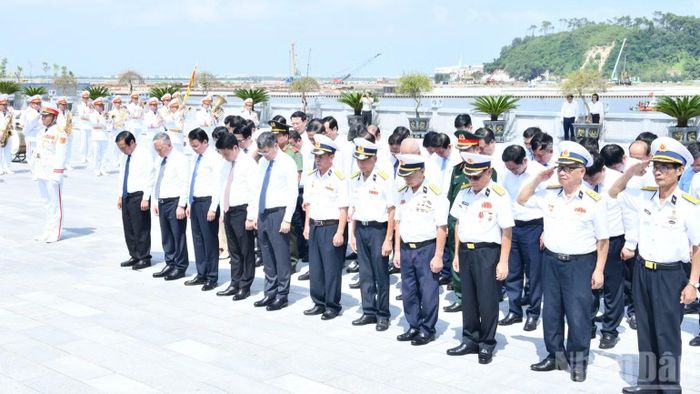 Thủ tướng Lê Minh Hưng và Đoàn công tác cùng các đại biểu dành một phút mặc niệm tưởng nhớ các Anh hùng liệt sĩ đã hy sinh vì Tổ quốc. (Ảnh: THANH GIANG)