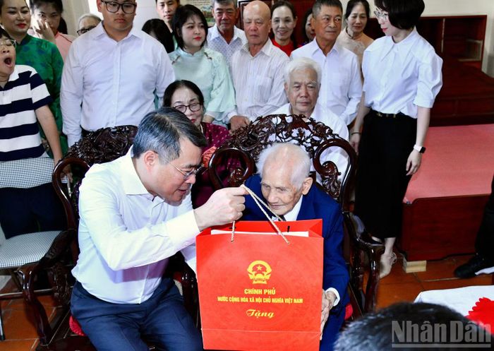 Thủ tướng Lê Minh Hưng ân cần thăm hỏi, tặng quà cụ Lê Viết Khản, 99 tuổi, Huy hiệu 80 năm tuổi Đảng, ở phường Đồ Sơn. (Ảnh: THANH GIANG)