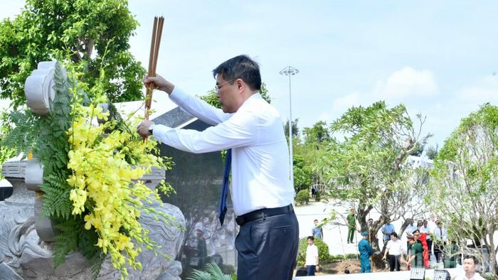 Thủ tướng Chính phủ Lê Minh Hưng dâng hương tại Đài tưởng niệm của Khu di tích quốc gia đặc biệt Bến K15. (Ảnh: THANH GIANG)