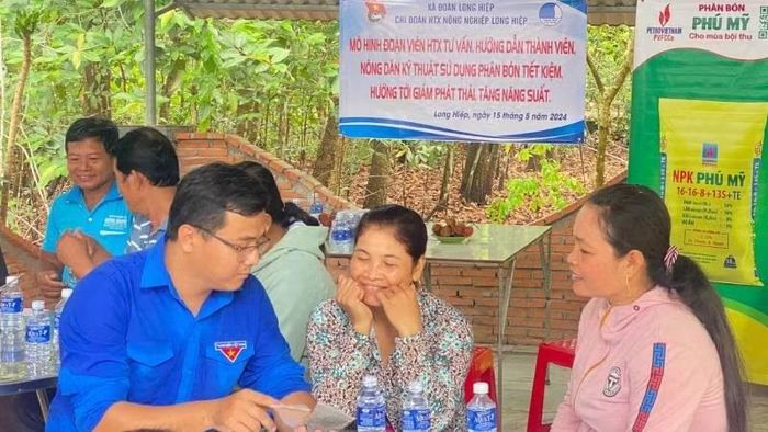 Trầm Minh Thuần hướng dẫn thành viên hợp tác xã, nông dân sử dụng phân bón tiết kiệm, hướng tới giảm phát thải, tăng năng suất. (Ảnh: HOÀNG TRUNG)