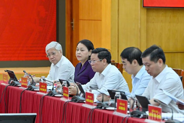 Đồng chí Đỗ Văn Chiến, Ủy viên Bộ Chính trị, Phó Chủ tịch Thường trực Quốc hội và các đồng chí Ủy viên Trung ương Đảng dự họp. (Ảnh: THỦY NGUYÊN)