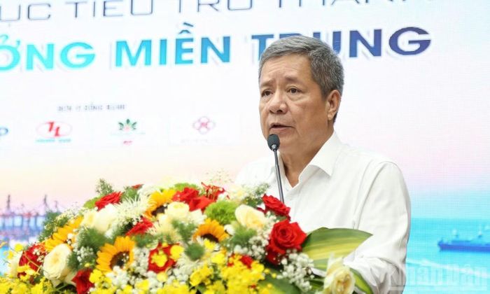 Ông Bùi Quốc Hùng, Phó Cục trưởng Cục Điện lực (Bộ Công thương) trình bày tham luận chiến lược, giải pháp triển khai Đề án đưa Quảng Ngãi thành trung tâm năng lượng của cả nước. (Ảnh: HIỂN CỪ)