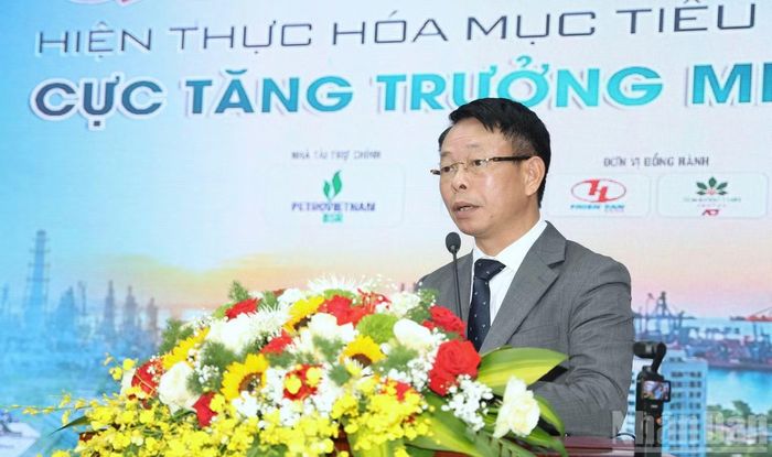 Nhà báo Phùng Công Sưởng, Tổng Biên tập Báo Tiền Phong phát biểu khai mạc hội thảo. (Ảnh: HIỂN CỪ)