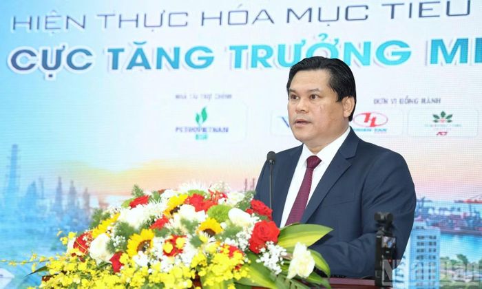 Phát biểu tại hội thảo, Phó Chủ tịch Ủy ban nhân dân tỉnh Quảng Ngãi Trần Phước Hiền nhấn mạnh yêu cầu chuyển hóa các tiềm năng, lợi thế thành động lực tăng trưởng thực chất. (Ảnh: HIỂN CỪ)