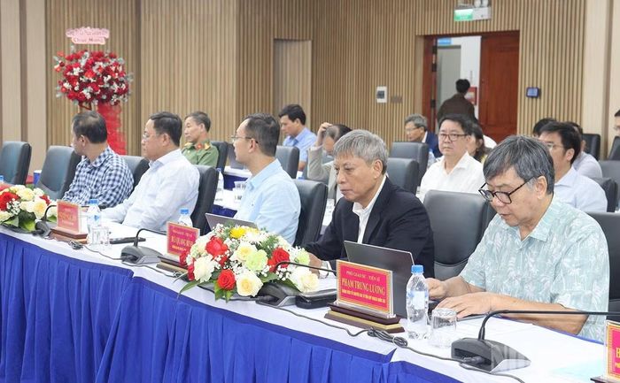 Các chuyên gia kinh tế, nhà khoa học tham dự hội thảo. (Ảnh: HIỂN CỪ)