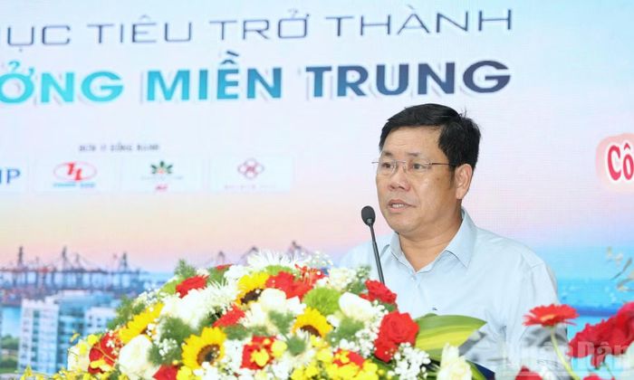 Giám đốc Sở Tài chính tỉnh Quảng Ngãi trình bày tham luận tại hội thảo. (Ảnh: HIỂN CỪ)