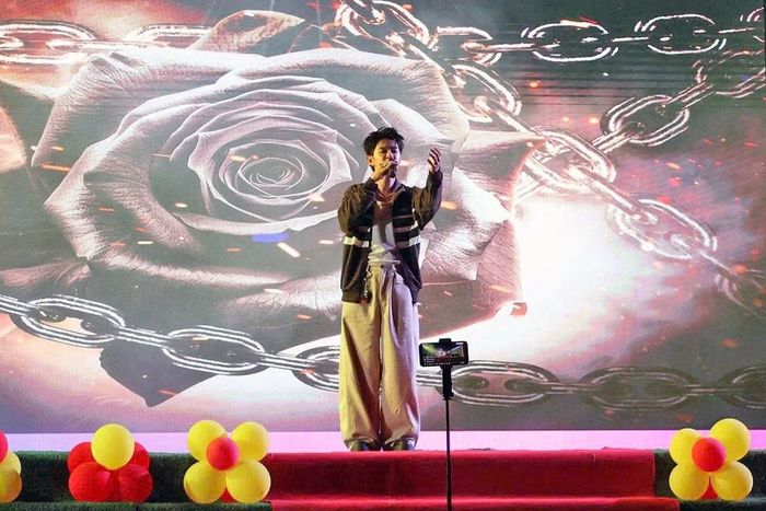 "Anh trai vượt ngàn chông gai" Cheng trên sân khấu chương trình. (Ảnh: Đoàn Thanh niên Mặt trận Tổ quốc, các đoàn thể Trung ương cung cấp)