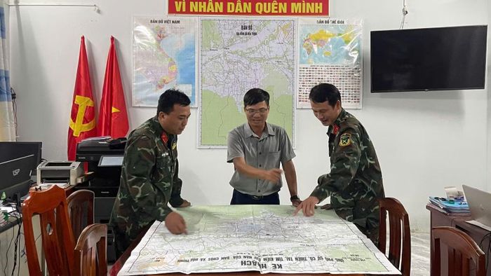 Bí thư Đảng ủy, Chủ tịch Hội đồng nhân dân xã Hòa Thịnh Phương Văn Lành triển khai các phương án ứng phó với thiên tai. (Ảnh: CÔNG LÝ)