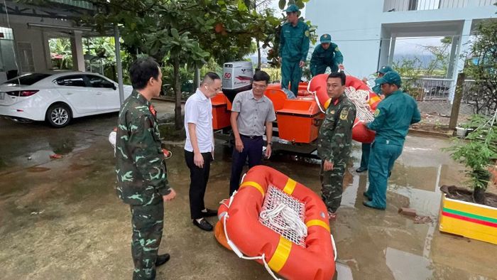 Ban Chỉ huy Quân sự xã Hòa Thịnh chuẩn bị ca nô và phao cứu hộ chuẩn bị ứng phó thiên tai năm 2026. (Ảnh: CÔNG LÝ)