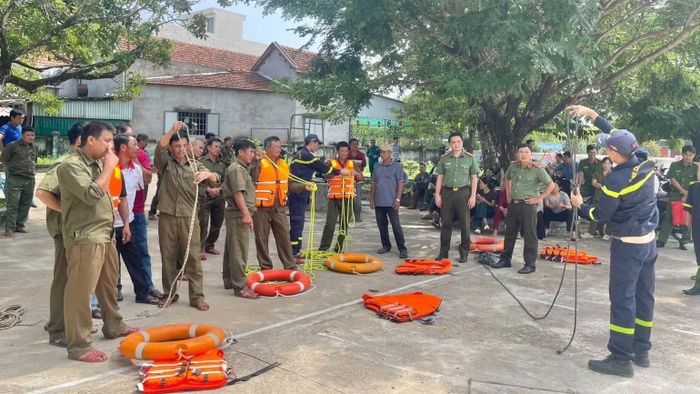 Công an xã Hòa Thịnh diễn tập ứng phó, tìm kiếm cứu nạn trong mùa mưa, lũ năm 2026. (Ảnh: CTV)
