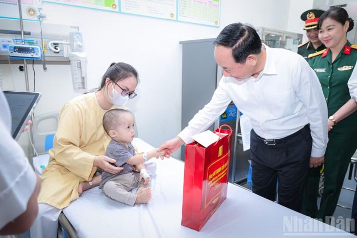 Đồng chí Trưởng ban Tuyên giáo Trung ương Trịnh Văn Quyết thăm, động viên, tặng quà bệnh nhi đang chữa bệnh tại Bệnh viện Quân y 103. (Ảnh: BẢO LONG)