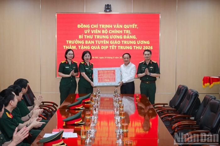 Thay mặt lãnh đạo Đảng, Nhà nước, đồng chí Trưởng ban Tuyên giáo Trung ương Trịnh Văn Quyết trao quà của đồng chí Tổng Bí thư, Chủ tịch nước Tô Lâm tặng Bệnh viện Quân Y 103. (Ảnh: BẢO LONG)