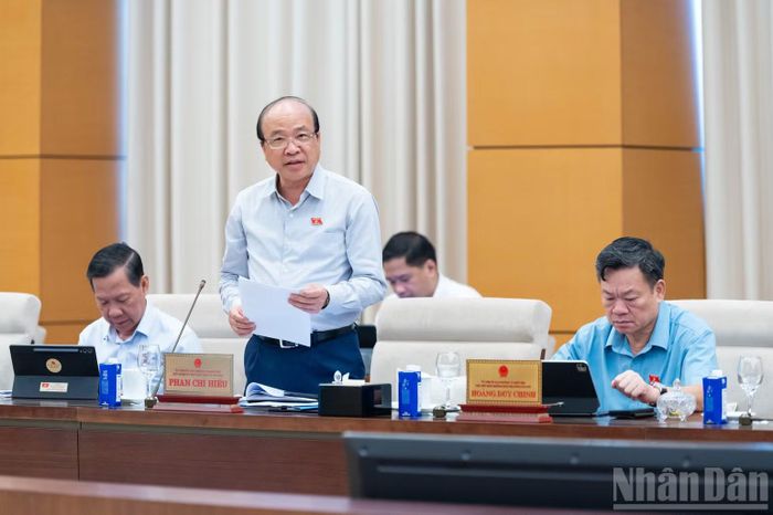 Chủ nhiệm Ủy ban Pháp luật và Tư pháp Phan Chí Hiếu nêu quan điểm thẩm tra. (Ảnh: DUY LINH)