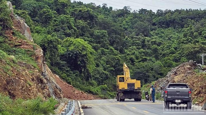 Cơ quan chức năng huy động phương tiện khẩn trương xử lý hiện trường sạt lở. (Ảnh: BẢO VĂN)