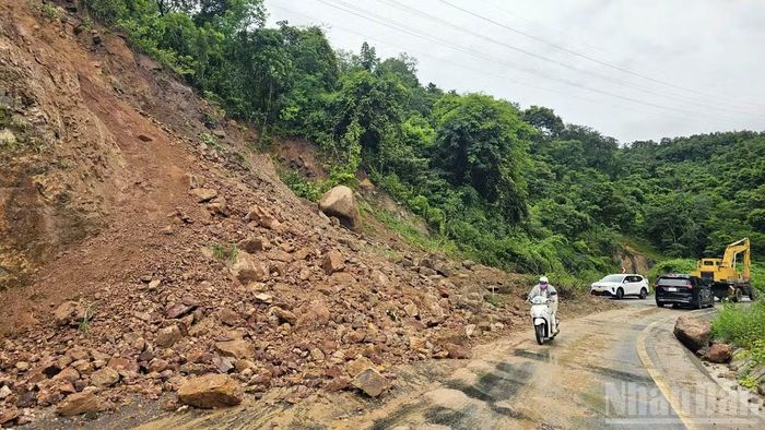 Do mưa lớn, lượng đất đá phía ta-luy dương trên đèo Đại Ninh tràn xuống mặt đường. (Ảnh: BẢO VĂN)