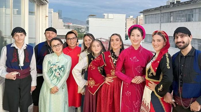 Sao Mai Huyền Trang (áo dài đỏ, thứ 3 từ phải qua) cùng các nghệ sĩ Việt Nam và quốc tế tại Hy Lạp. (Ảnh: Nhân vật cung cấp)