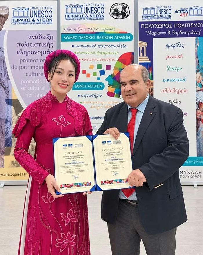 Ông Ioannis Maronitis - Chủ tịch Liên đoàn các Hội UNESCO khu vực châu Âu và Bắc Mỹ (European and North American Federation of UNESCO Clubs and Associations – EFUCA), đồng thời là Chủ tịch Hiệp hội Câu lạc bộ UNESCO Piraeus và Quần đảo (Hy Lạp) trao Giải thưởng cho Huyền Trang.
