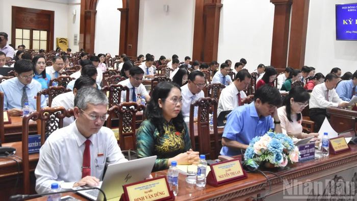 Kỳ họp thứ 5 của Hội đồng nhân dân tỉnh Đồng Tháp xem xét, quyết định một số nội dung quan trọng. (Ảnh: NGUYỄN SỰ)