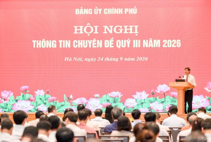 Phó Giáo sư, Tiến sĩ Lý Việt Quang, Viện trưởng Viện Hồ Chí Minh và các Lãnh tụ của Đảng, Học viện Chính trị quốc gia Hồ Chí Minh trao đổi các nội dung cơ bản và những điểm mới trong Chỉ thị 07-CT/TW của Bộ Chính trị. (Ảnh: Thế Đại)