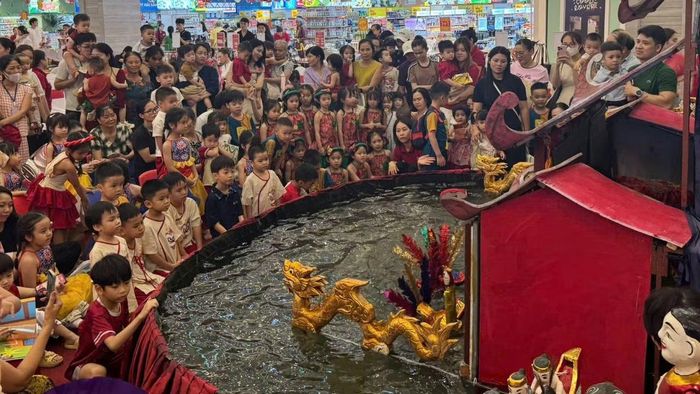 Sự kiện thu hút đông đảo khán giả tại Trung tâm thương mại.