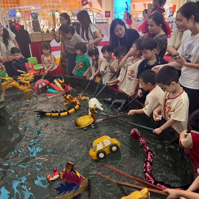 Các em nhỏ thích thú khi được tự tay chơi với con rối.