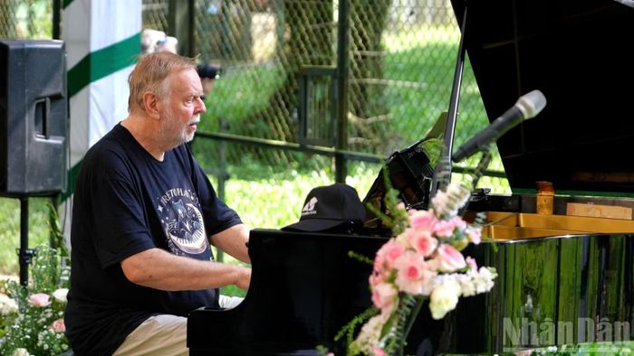 Nghệ sĩ piano, nhà soạn nhạc người Anh Rick Wakeman CBE vừa trình diễn, vừa quan sát những cá thể gấu đang tiến lại gần hàng rào để nghe âm nhạc.
