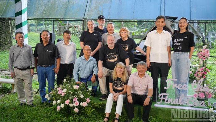  Nghệ sĩ piano, nhà soạn nhạc người Anh Rick Wakeman CBE và các nhà bảo trợ và đại sứ thiện chí của Tổ chức Động vật châu Á. 