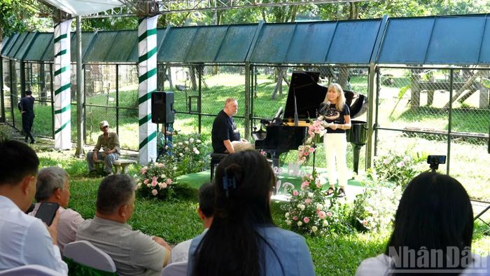 Tiến sĩ Jill Robinson MBE, Nhà sáng lập kiêm Tổng Giám đốc Tổ chức Động vật châu Á chia sẻ, Rick Wakeman từng biểu diễn tại những khán phòng danh giá trước hàng triệu khán giả, nhưng hôm nay ông lựa chọn một nhóm khán giả hoàn toàn khác – những cá thể gấu đang sống tại trung tâm cứu hộ.