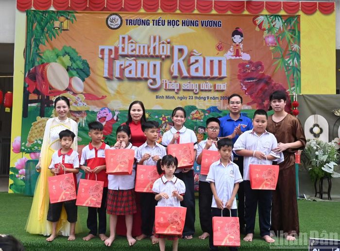 Chính quyền xã Bình Minh dành tặng một phần quà cho các em học sinh có hoàn cảnh đặc biệt, khó khăn tại phân khu Bích Hòa trường Tiểu học Hùng Vương.