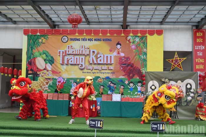 Tiết mục múa lân mở đầu chương trình khiến các học sinh vô cùng thích thú.