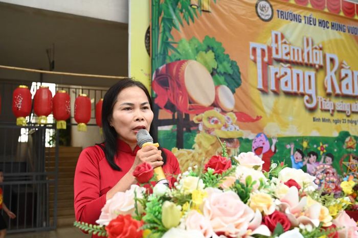 Cô giáo Dương Thị Học, Hiệu trưởng trường Tiểu học Hùng Vương phát biểu tại buổi trung thu.