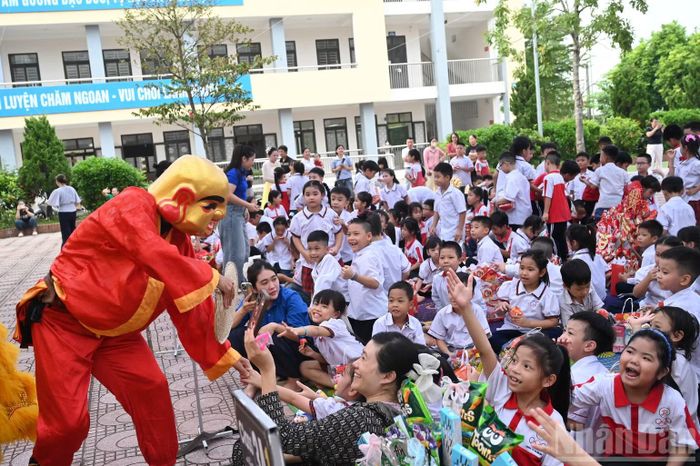 Học sinh thích thú giao lưu cùng ông Địa trong chương trình Trung thu.