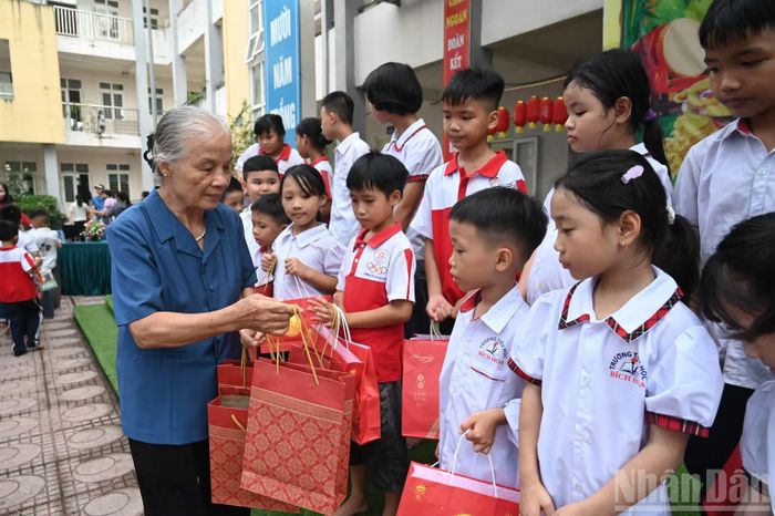 Dù đã nghỉ hưu nhiều năm, bà Nguyễn Thị Hạnh vẫn dành dụm từ khoản lương hưu cùng các con trong gia đình để sẻ chia, chăm lo cho trẻ em có hoàn cảnh khó khăn.