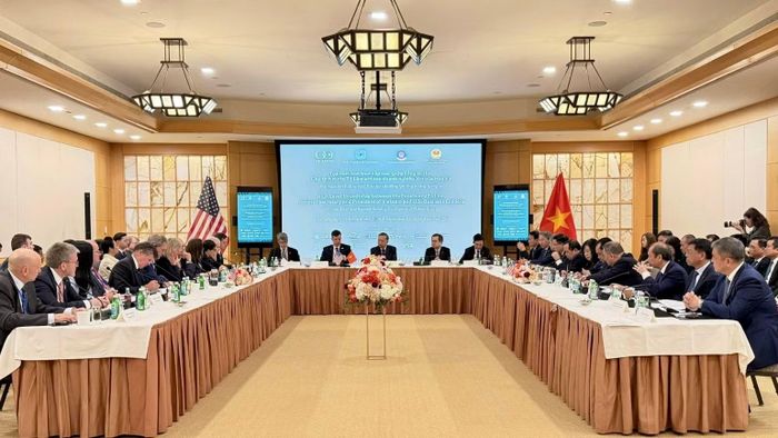 Ông Lê Trường Giang, Thành viên Hội đồng quản trị Vietnam Airlines (thứ nhất từ phải qua) dự Tọa đàm bàn tròn cấp cao với các doanh nghiệp lớn của Hoa Kỳ. (Ảnh: TRUNG PHONG)