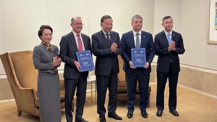 Ông Lê Trường Giang, Thành viên Hội đồng quản trị Vietnam Airlines và ông Robert B. Thomson, Phó Chủ tịch cấp cao, Giám đốc Quan hệ chính phủ toàn cầu Visa trao MOU tại buổi tiếp riêng với Tổng Bí thư, Chủ tịch nước Tô Lâm. (Ảnh: TRUNG PHONG)
