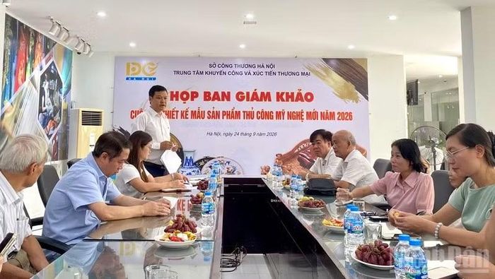 Ban giám khảo họp bàn về Cuộc thi thiết kế mẫu sản phẩm thủ công mỹ nghệ mới năm 2026.