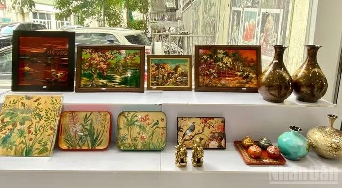 Các mẫu thiết kế dự thi được trưng bày theo từng nhóm ngành hàng.