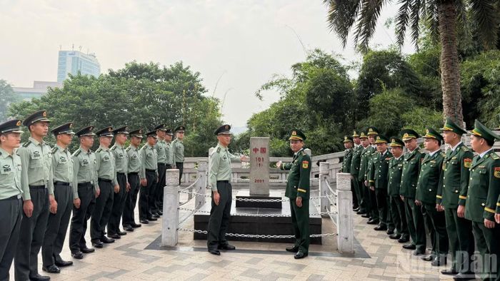 Lực lượng Biên phòng hai bên tiến hành kiểm tra cột mốc 101 (1). (Ảnh: Bộ đội Biên phòng tỉnh Lào Cai)