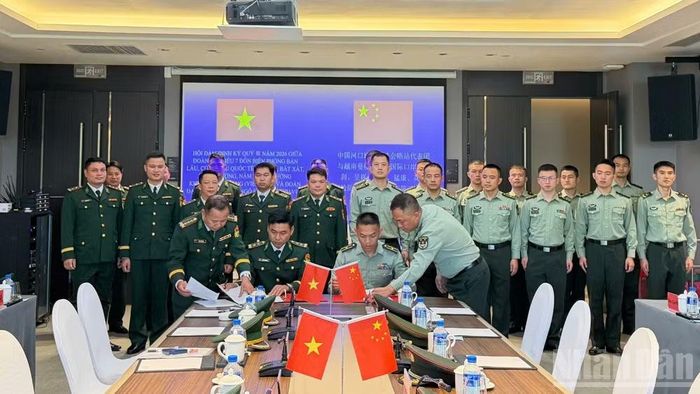 Lực lượng Biên phòng hai bên ký kết Biên bản hội đàm. (Ảnh: Bộ đội Biên phòng tỉnh Lào Cai)
