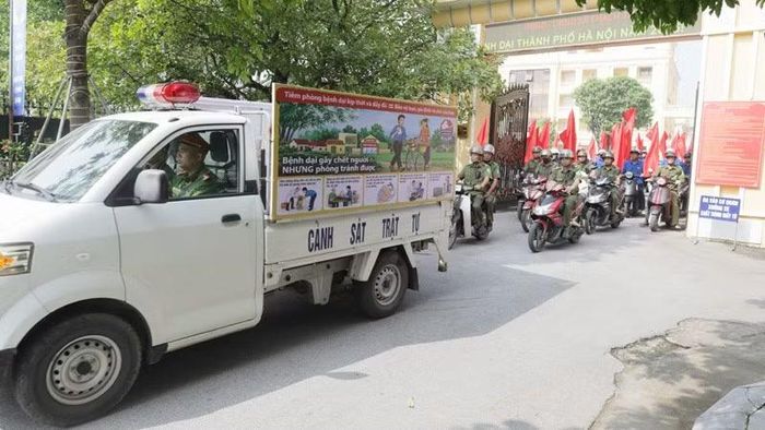 Đại diện các ban, ngành, đoàn thể và người dân tham gia diễu hành hưởng ứng Ngày Thế giới phòng, chống bệnh dại năm 2026 (28/9). (Ảnh MAI TRANG)