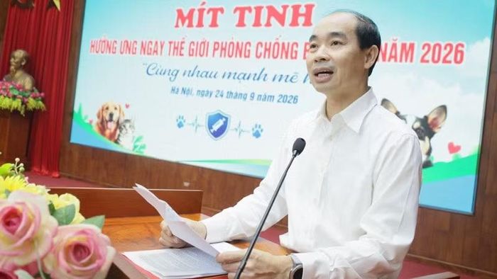 Phó Giám đốc Sở Y tế Hà Nội, Nguyễn Đình Hưng phát biểu tại lễ mít- tinh. (Ảnh MAI TRANG)
