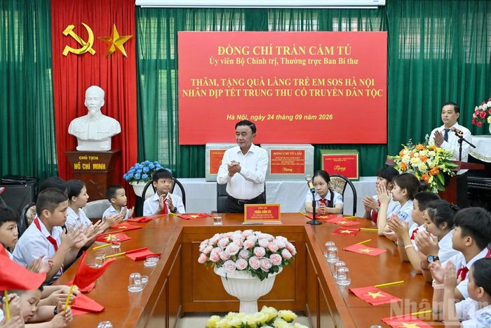 Thường trực Ban Bí thư Trần Cẩm Tú thăm, tặng quà Làng trẻ em SOS Hà Nội nhân dịp Tết Trung thu.