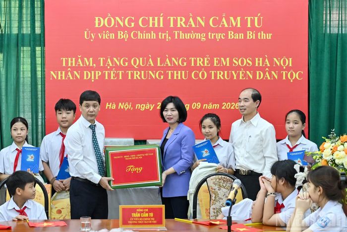 Chủ tịch Hội đồng nhân dân Thành phố Hà Nội Phùng Thị Hồng Hà trao quà tặng các cháu thiếu nhi Làng trẻ em SOS Hà Nội.