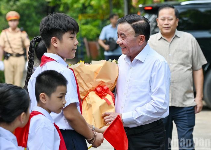 Các cháu thiếu nhi đón chào Thường trực Ban Bí thư Trần Cẩm Tú tới thăm Làng trẻ em SOS Hà Nội.