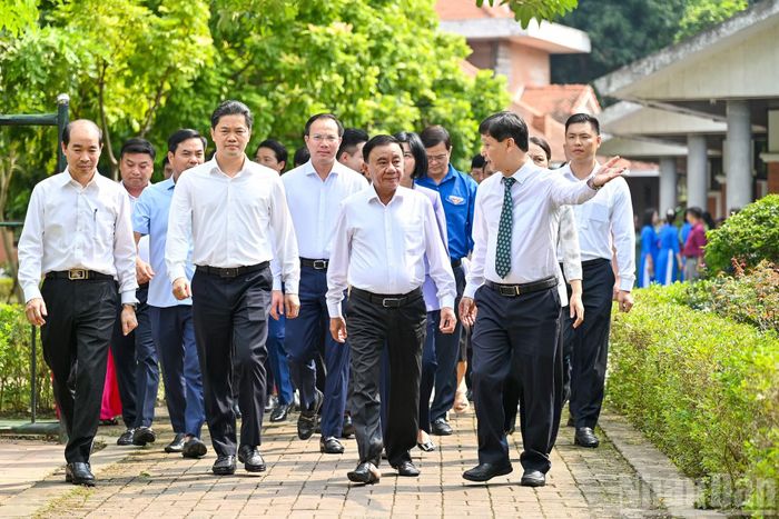 Thường trực Ban Bí thư Trần Cẩm Tú cùng các đại biểu thăm ngôi nhà gia đình tại Làng trẻ em SOS Hà Nội.